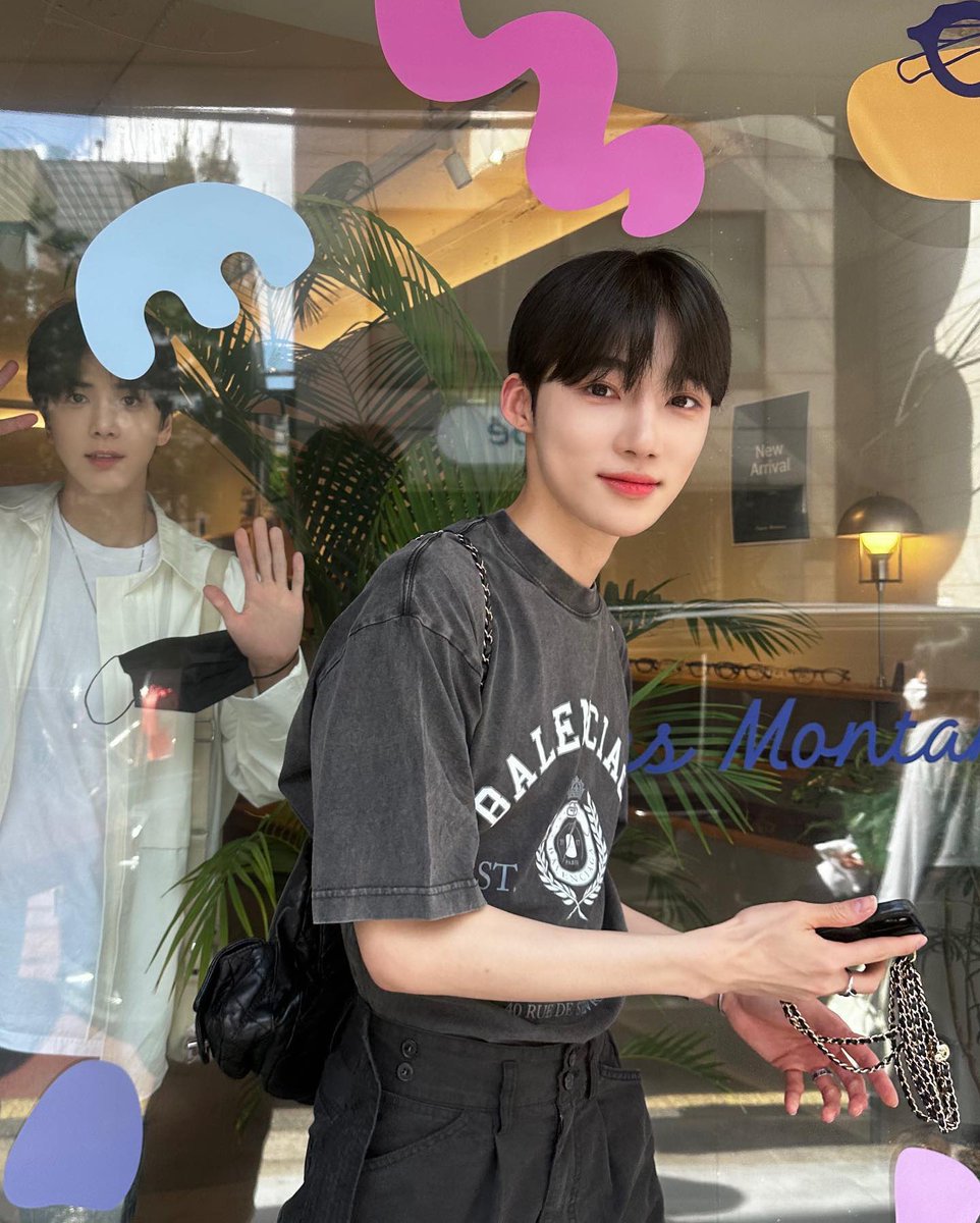 몰래 애인 데리러온 거 같음...
형이 데리러 온 줄 꿈에도 모르고
사진찍고 있다가 다찍고 나서야
어? 형 왜 여깄어?! 할 거 같음...ㄷㄷ;;