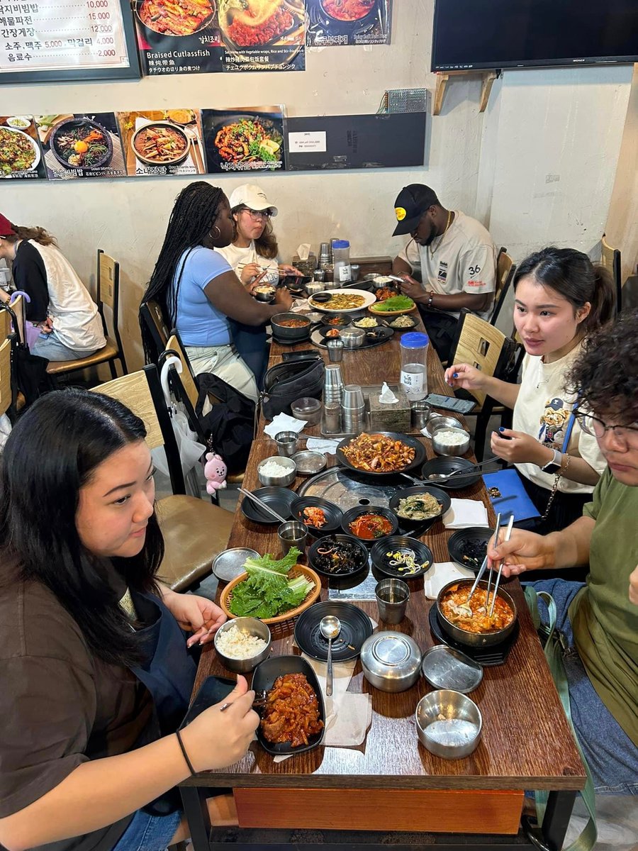 UNTCMHT's tweet photo. The Korean Study Tour took a traditional market and retail tour in Dongdaemun and Namdaemun. #untcmht #unthospitality #untstudyabroad #studyabroad #southkorea https://t.co/5I63gDmYxL