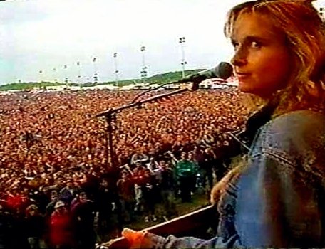 I've sold my soul for freedom. It's lonely but it's sweet.

#MelissaEtheridge 
#BOTD🎂

Like The Way I Do
Live at Pinkpop Festival in The Netherlands, 1990.
youtu.be/fJOIY4_fC_8