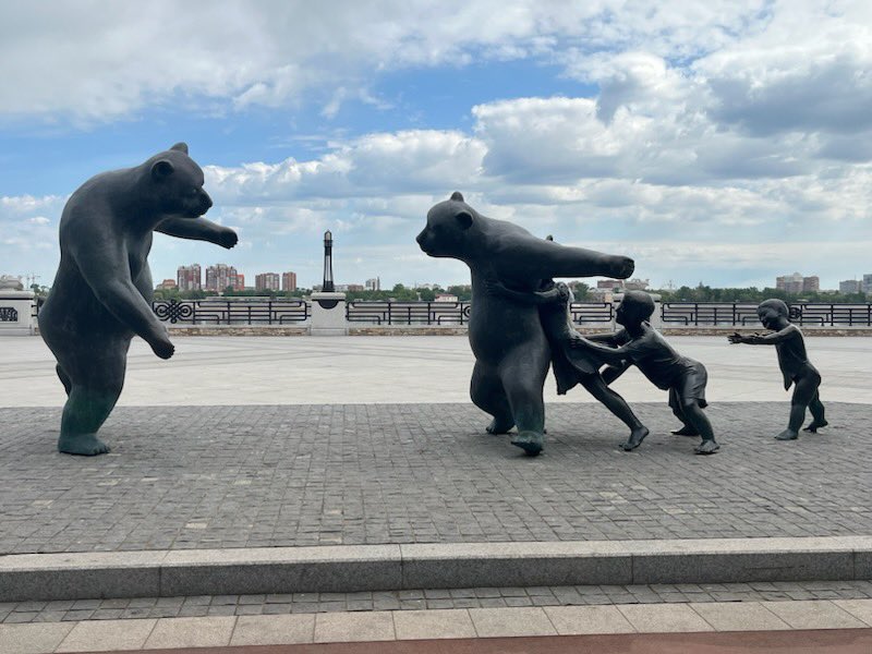 Journeying from Hailar to Heihe, today I enjoyed a springtime run along the banks of the Heilongjiang River and through the streets of Heihe.
Lots of bear statues along the way reminded me of my favourite quote, “the things that make me different are the things that make me”.