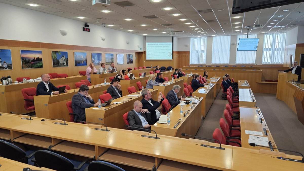 tripartita (@tripartita_cz) on Twitter photo Hlášení z ocelového srdce země! V Ostravě dnes jedná krajská #tripartita. Předseda regionální rady hospodářské a sociální dohody Jiří Cieńciała, hejtman kraje <a href="/ivondrak/">Ivo Vondrak …</a> a sociální partneři řeší stav automobilového průmyslu, hutnictví, rozvoj energetiky nebo situaci na trhu práce. Hlášení z ocelového srdce země! V Ostravě dnes jedná krajská #tripartita. Předseda regionální rady hospodářské a sociální dohody Jiří Cieńciała, hejtman kraje <a href="/ivondrak/">Ivo Vondrak …</a> a sociální partneři řeší stav automobilového průmyslu, hutnictví, rozvoj energetiky nebo situaci na trhu práce.