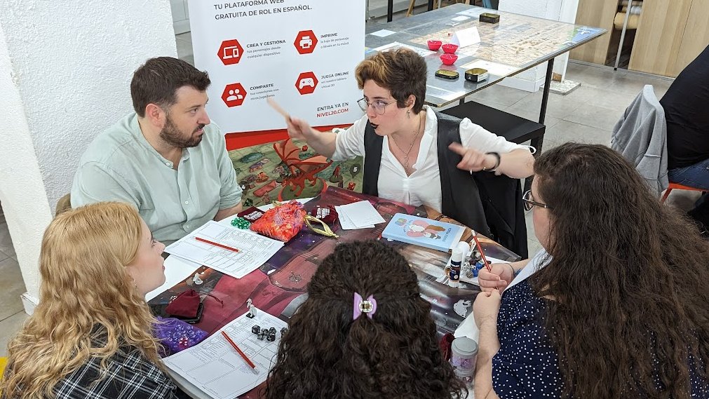 Desde Málaga, con una sonrisa permanente y desbordando también ilusión y ganas a pesar del viaje, nos acompañó la estupenda <a href="/Moguchaser/">Mogu</a>, que vino representando a <a href="/LaDamaDelDado/">La Dama del Dado</a>. Un auténtico placer. ¡Gracias!