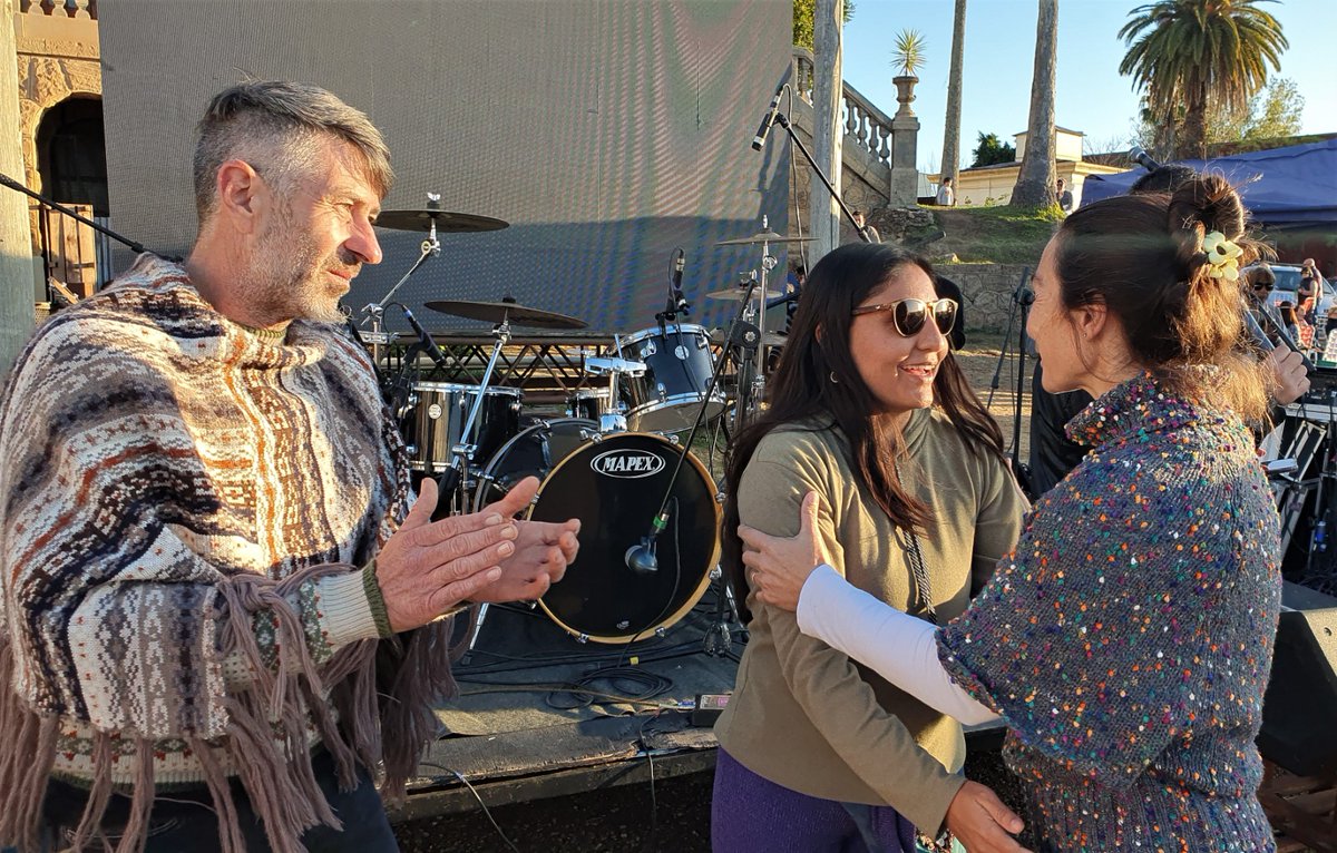 El pasado domingo 28 de mayo en la explanada del puerto, en el marco de las actividades de la agenda del fin de semana extra largo, se hizo un reconocimiento en el Día Mundial del #Ceramista a Mario Moyano, Sergio Antenone y su esposa y Alejandra Gerfó