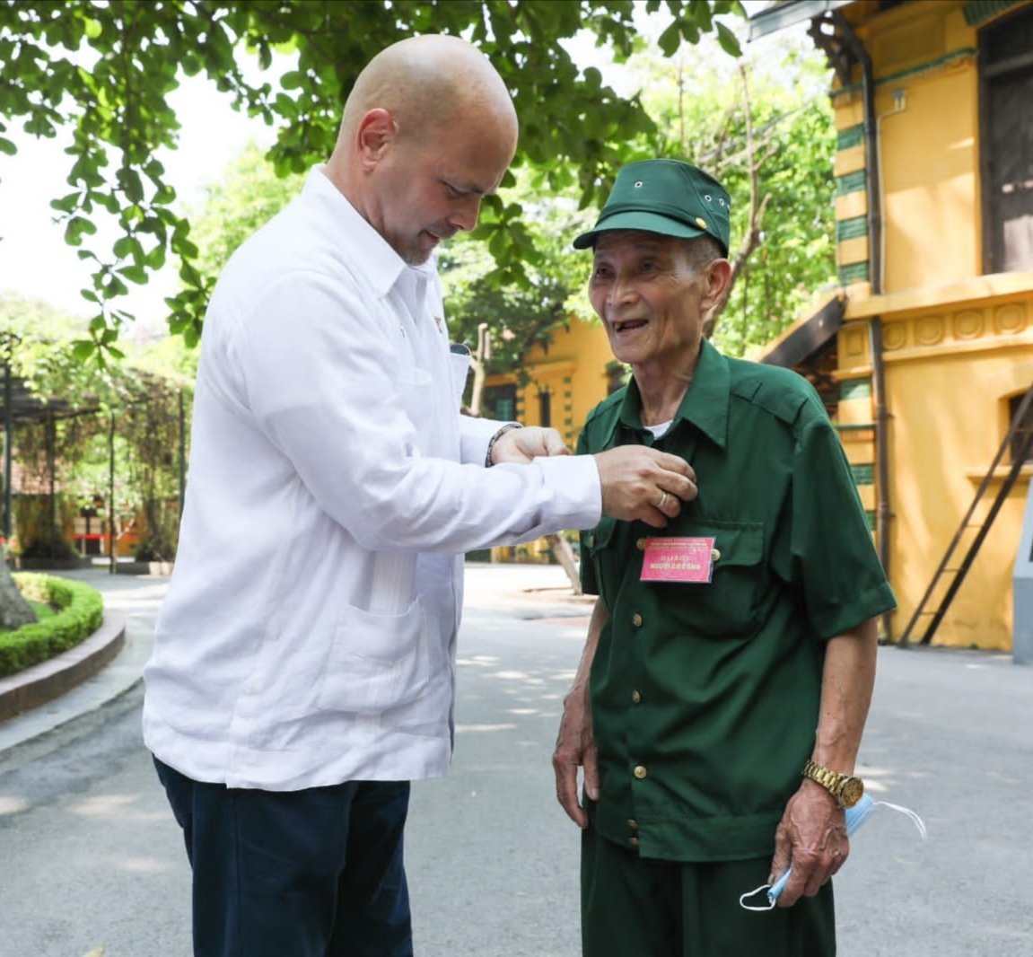 Encuentro con un héroe vietnamita, de los que hicieron correr a los yankis. #Cuba #CDRCuba #SomosDelBarrio