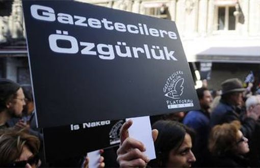 Türkiye'de en az 61 gazeteci ve medya çalışanı tutuklu veya hükümlü olarak cezaevinde bulunuyor. Ayrıntılı liste ⬇️ expressioninterrupted.com/tr/liste.php #GazetecilikSucDegildir