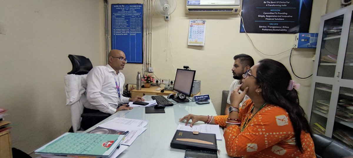 Dipa_Balangir's tweet photo. Visited &amp; met CM, SBI, Municipal area branch with DC, Apicol to pursue the pending loan proposals under MKUY schemes which are above 50 lakhs. Also discussed about PMEGP loan proposals and new leads those who will apply for loan after idco land allotment. @CollectorBgr @dipaops https://t.co/7Xaij2yqyz