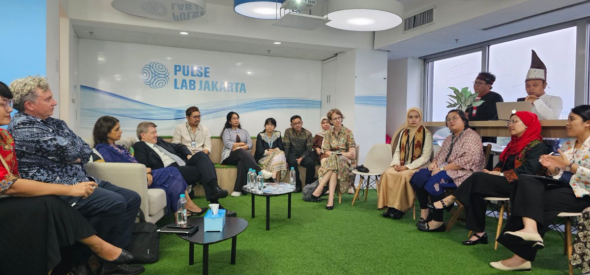 UNGlobalPulseAP's tweet photo. Today, we had the honour of hosting Under-Secretary-General @GuyRyder for a visit to the Lab where we shared our experiences over the past decade and talked about future plans as the Global Pulse Asia Pacific Regional Hub. @UNinIndonesia #PulseLabJakarta @UNGlobalPulse https://t.co/UQxFB9VQYc