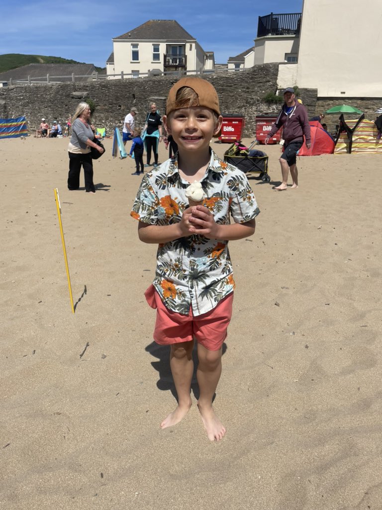 ndevoncouncil's tweet photo. Thanks to everyone who joined us today for our community litter pick! Many bags of litter have been collected and many ice creams have been consumed! 😋
@PlasticFreeND 
#CleanDevon 
#LeaveOnlyFootprints https://t.co/ehg3rDYr1z