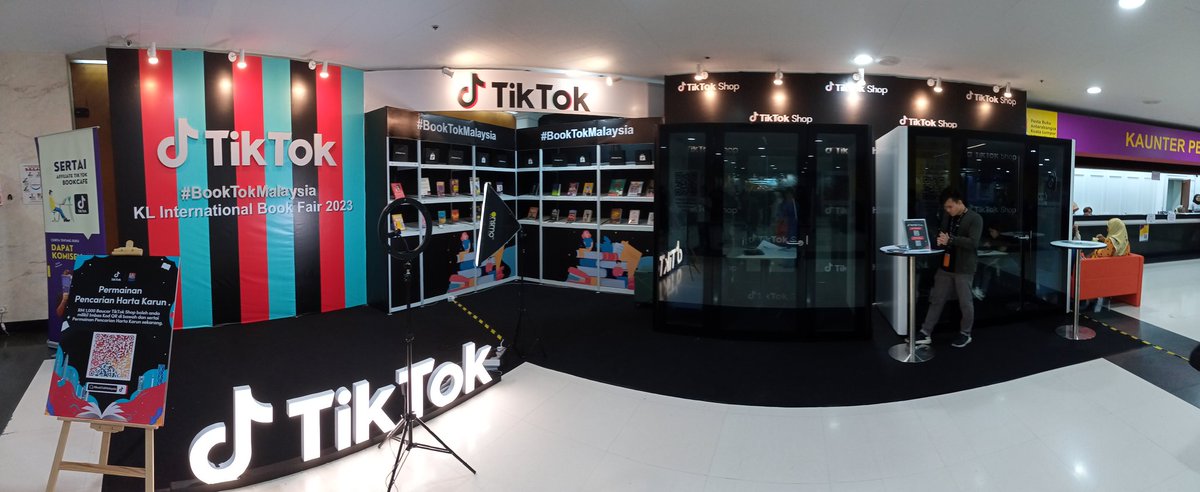 ZJING04's tweet photo. G1 - Sudut BookTokMalaysia yang menggunakan Tiktok bagi tujuan mempromosikan buku
G2 & G3 - Siaran langsung Majlis Pelancaran Buku yang dijalankan di YouTube
G4 - QRcode dalam buku rujukan memudahkan pembelajaran murid
#LEEKAIWANG #KPPB #IPGKIK #GOGLOBAL https://t.co/K95pxtbliv