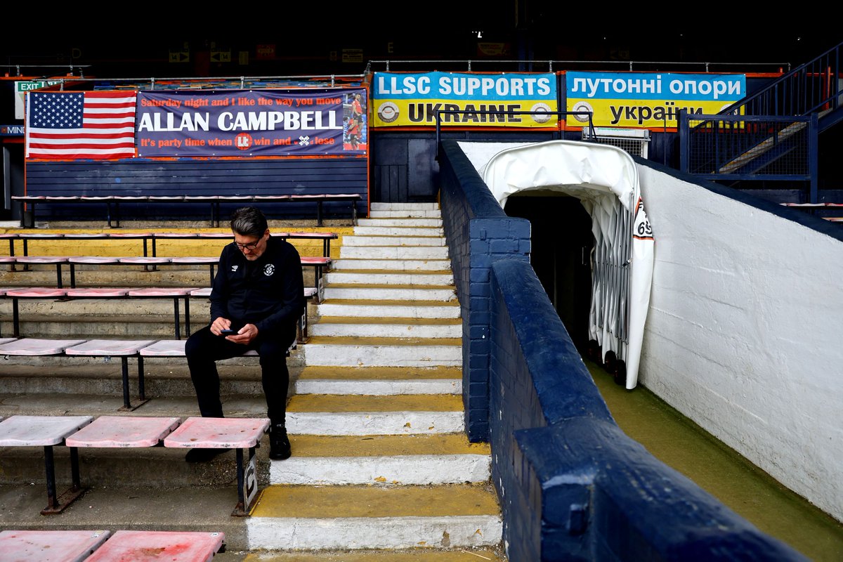 RadekDragoun's tweet photo. Za 10 let postoupil Luton z 5. ligy až do Premier League. Záložník Pelly Ruddock Mpanzu byl celou dobu u toho. 

Příběh Lutonu je natolik fascinující, že jsem zavzpomínal na své novinářské začátky. A po letech napsal zase něco o anglickém fotbale. 

👉https://t.co/xnDNb6TAQe https://t.co/3iv5JsRzlj