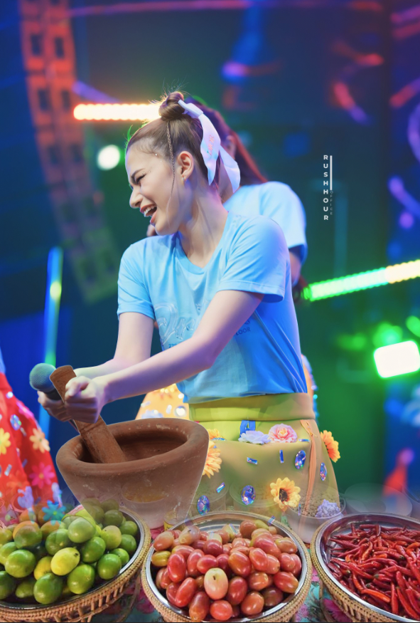 wilacasa's tweet image. ถ้าวันนี้เบคจี้เป็นแม่ค้าส้มตำ
มามี้ขอแซ่บ ๆ แบบเผ็ดตายไม่เอาเรื่องค่ะ
#MineCocoaLivexFreenBecky