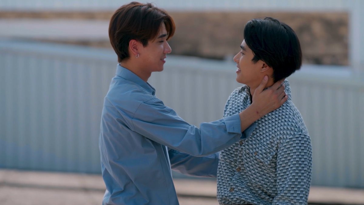 GMMTV's tweet photo. พี่น้องกลับมารักกันเหมือนเดิมแล้ว #DoubleSavageFinalEP

#GMMTV
@ohmpawatt @perthppe https://t.co/2WCWanbst7