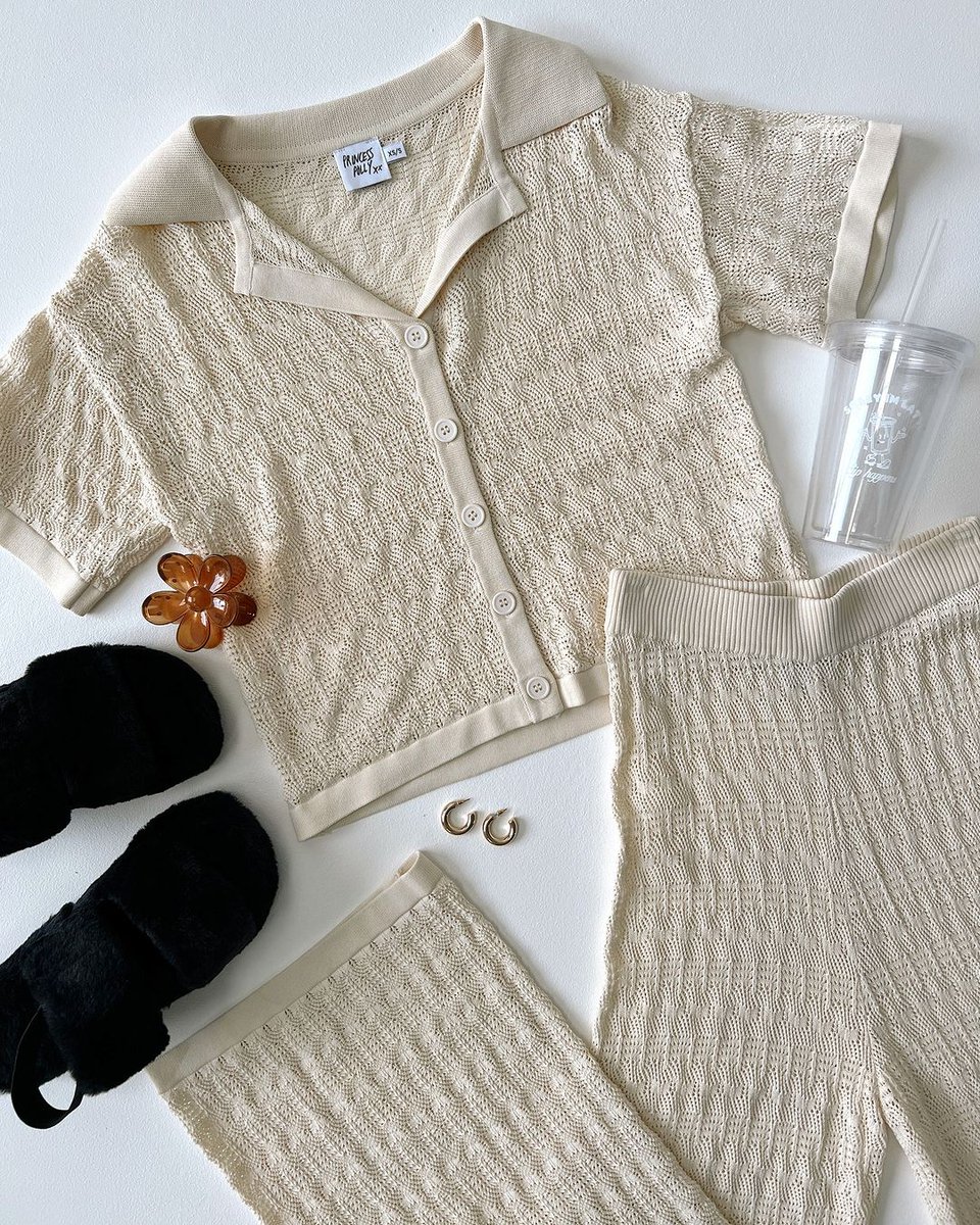 The fresh and charming summer style always gives you a different option.