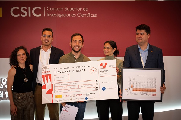 💉Las células inmunitarias representarán a España en la final internacional de Falling Walls Lab

El viernes Diego Calzada, investigador del @CNIC_CARDIO, se alzó con el puesto en la final de Berlín en noviembre

Crónica del evento👉ucm.es/otri/noticias-…
📸: @CSIC