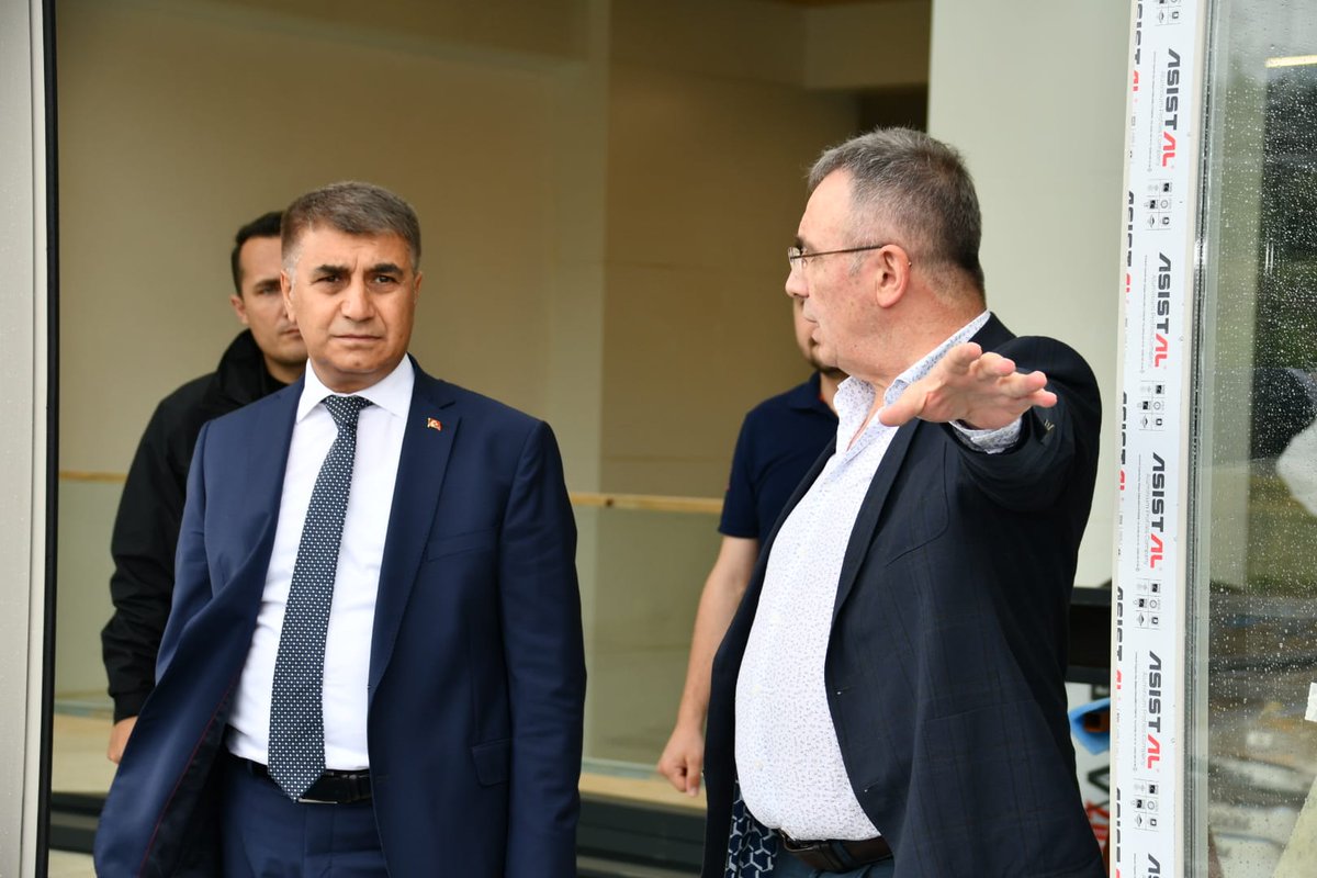KarabukValiligi's tweet photo. 📌Vali Fuat Gürel, Temel Tüketim ve İhtiyaç Maddeleri dağıtımı üzerine ilimizde faaliyet gösteren Uzuner Gıda ve Tüketim Maddeleri Sanayi ve Ticaret Şirketinin Safranbolu Navsaklar Köyünde yapımı devam eden yeni deposunu ziyaret etti.
#FuatGurel #TCKarabükValiliği #UzunerGıda https://t.co/bxJsvHMQHY
