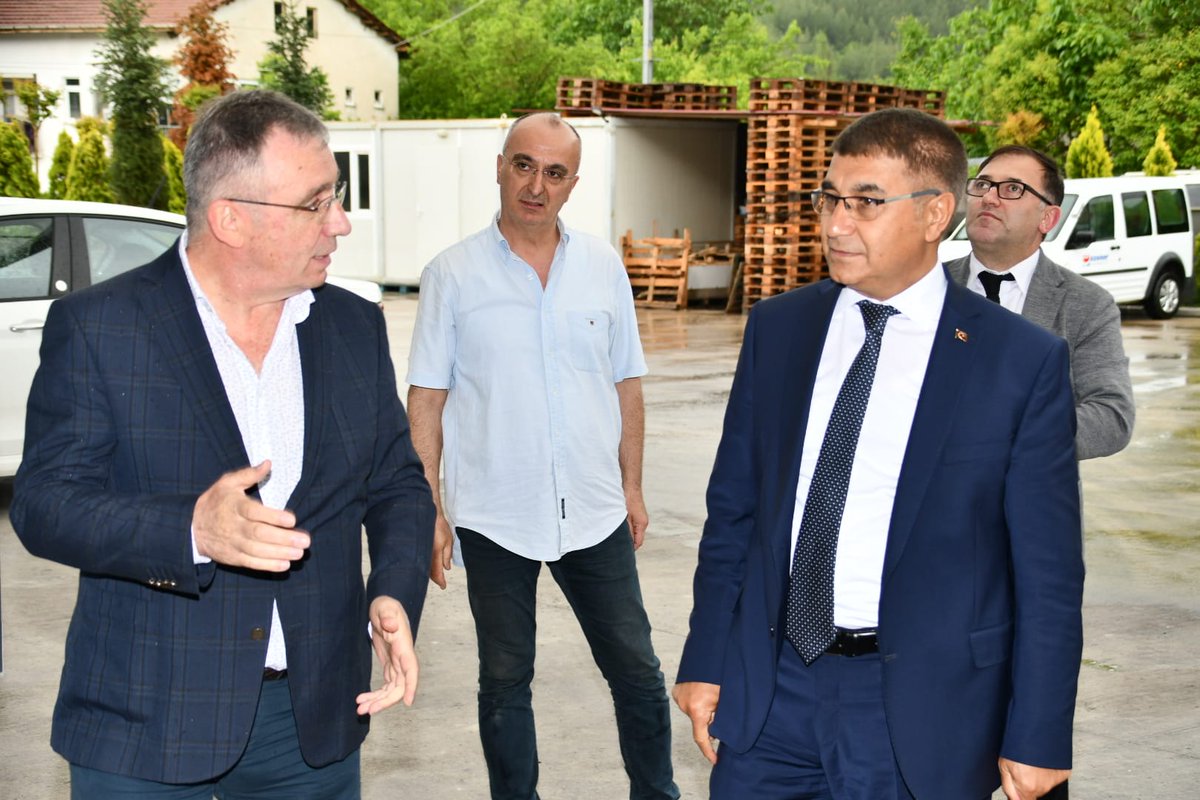 KarabukValiligi's tweet photo. 📌Vali Fuat Gürel, Temel Tüketim ve İhtiyaç Maddeleri dağıtımı üzerine ilimizde faaliyet gösteren Uzuner Gıda ve Tüketim Maddeleri Sanayi ve Ticaret Şirketinin Safranbolu Navsaklar Köyünde yapımı devam eden yeni deposunu ziyaret etti.
#FuatGurel #TCKarabükValiliği #UzunerGıda https://t.co/bxJsvHMQHY