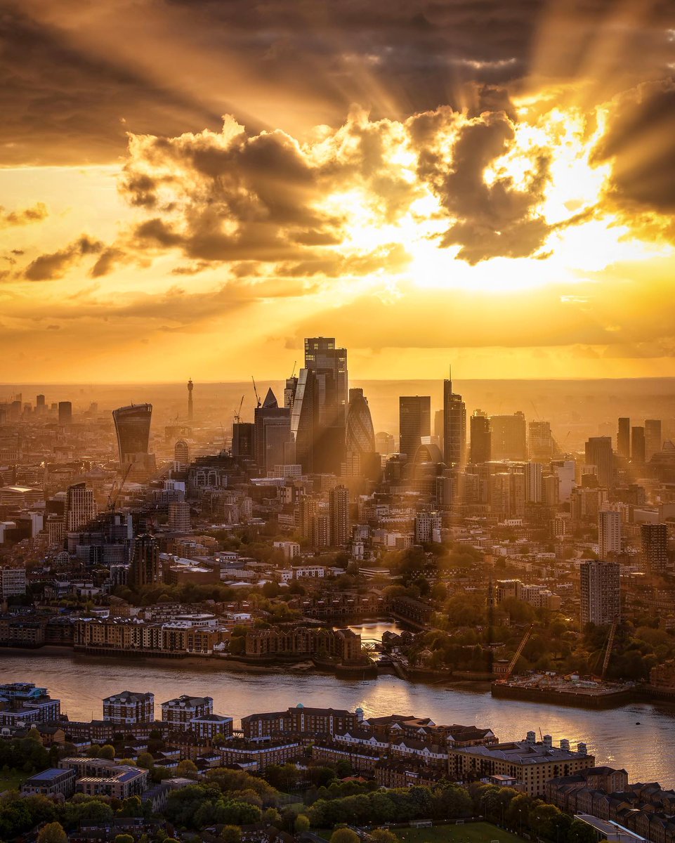 It's London, baby! - Joey Tribbiani 🧡 [📸 @discoverydock] #LetsDoLondon #VisitLondon bit.ly/3WAyYkE