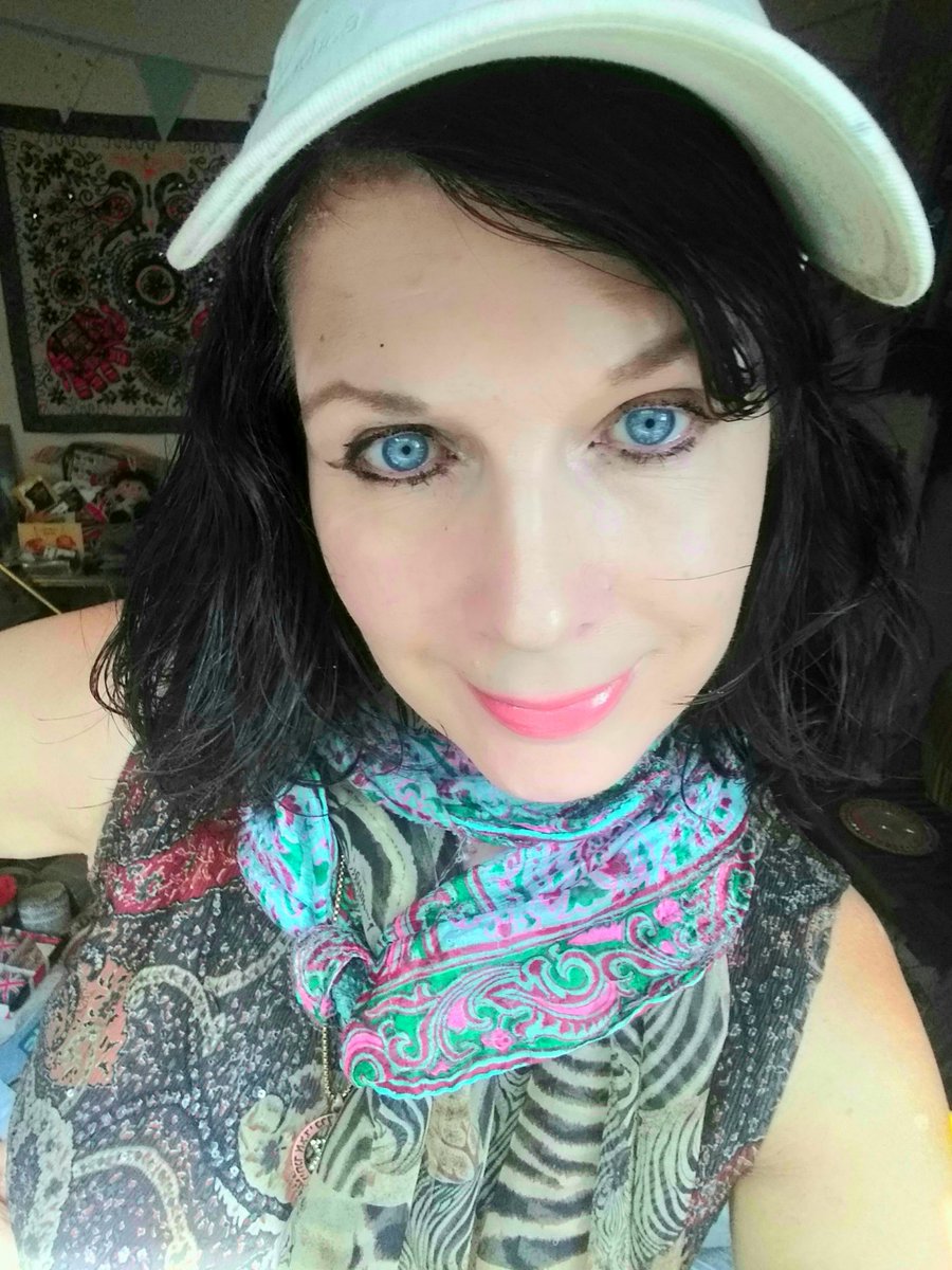 Bono66020372's tweet photo. #selfie - #norwichcouncilflat
#Happybankholidaymonday from #lorrainewardmodelnorwich a former #rainwearmodel #scarletohara & #cleopatra #lookalike with #suescottlookalikes in #london & my main #ClarkeGable #lookalike was #sessionmusician #violinist Boby Valentino #thebluebells ! https://t.co/dOQcQkSUDn