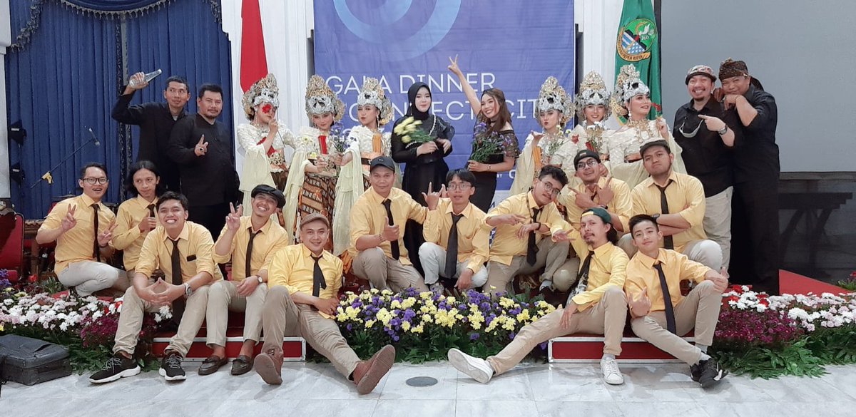 Resyafirmansyah's tweet photo. Terimakasih pa ridwan kamil ,ternyata lebih ganteng dari dekat ya pa 😀😅🤗
@ridwankamil https://t.co/5EndMQHvSJ