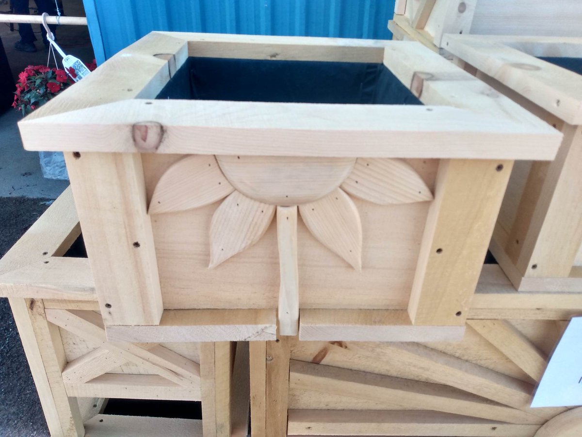 ManagementTwin's tweet photo. Stop by and see our custom planter boxes of all sizes. We also take custom orders for any carpentry work. Call us at 613-243-3664 or stop by at 286 Maitland Drive in Belleville. #goodvibes #carpentrywork #happymonday https://t.co/bh0YvHXO9p