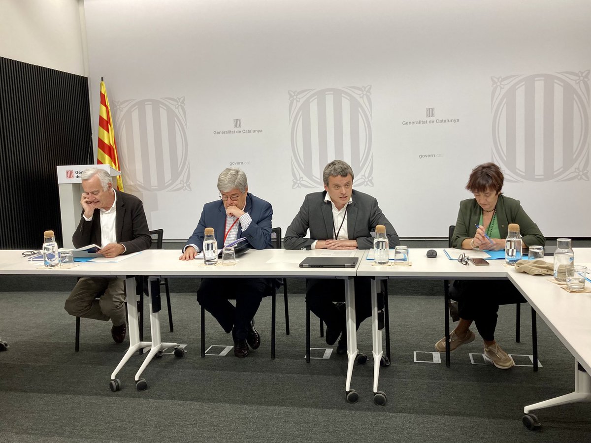 economiacat's tweet image. 📸 El secretari general @jvilarrubia ha presidit la reunió del Consell Assessor en Política Econòmica de Catalunya (#CAPEC), on s&apos;ha reflexionat al voltant de la competitivitat de l&apos;economia catalana i sobre l&apos;atracció de talent per als sistemes de recerca.