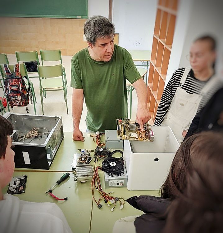 Hoxe voltamos ao IES Curtis con #HackersSenFronteiras, o noso programa de tecnoloxía para o ben común no ensino secundaria. Alí estiveron <a href="/raivenra/">Jorge Lama</a> <a href="/salvari/">salvari</a> e Rafa cacharreando e "reconquistando"  computadoras, co 3º da ESO que nos faltaba.
+INFO: galicia.isf.es/blog/novo-prog…