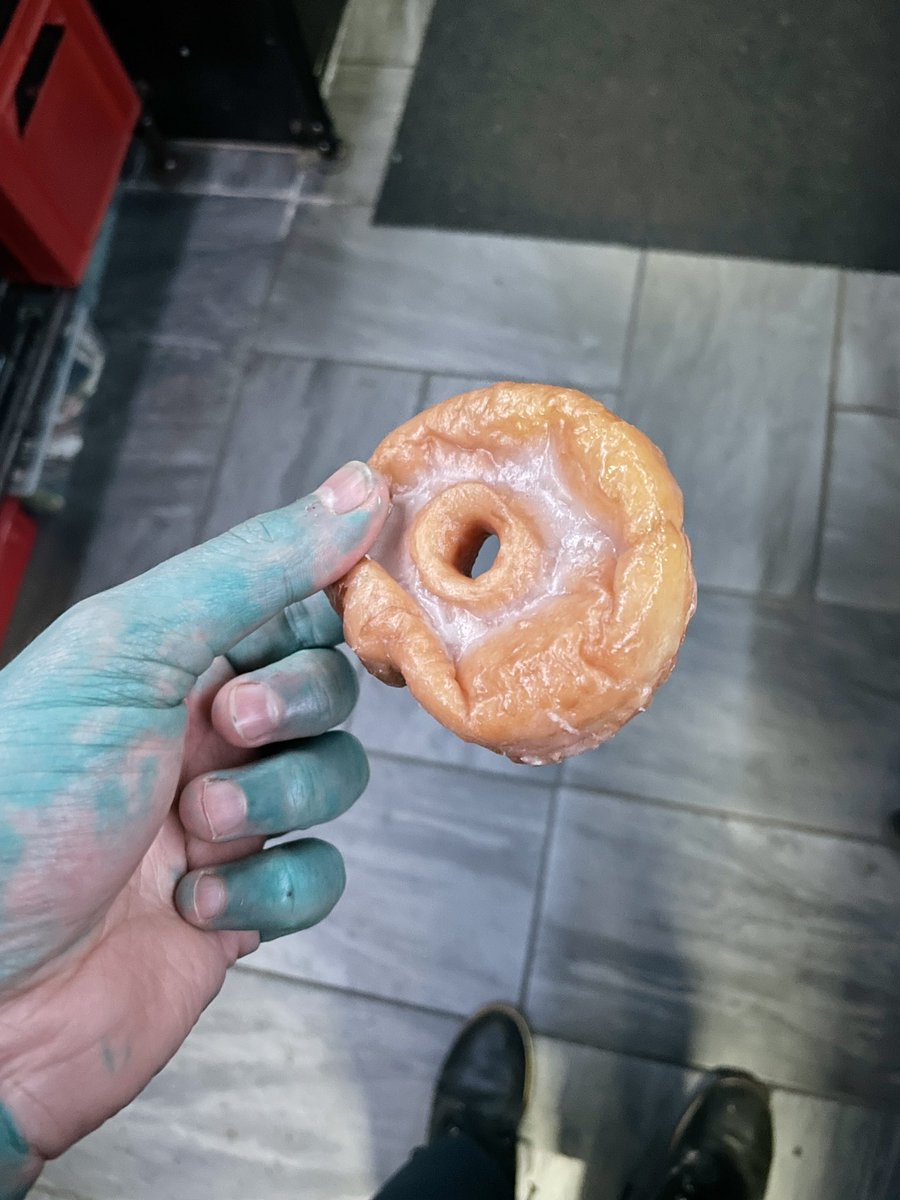 TrismDriver's tweet photo. @PicturesFoIder It’s just a pic of a donut that looks kinda sus https://t.co/zN95vAJFoH