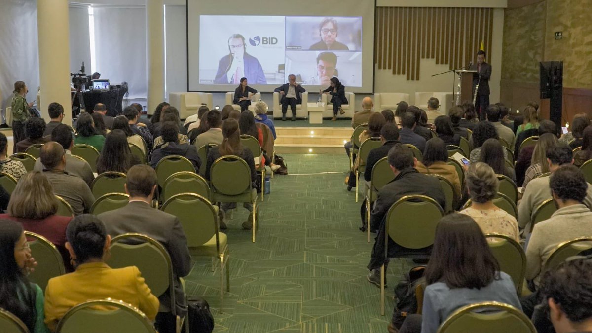 DNP_Colombia's tweet photo. #AEstaHora | Arranca el panel 'Experiencias internacionales y lecciones de otros países en sistemas interoperables de protección social', con la participación de @UNICEFColombia, @WFP_Colombia, @BancoMundial, @subse_ssociales y @el_BID 

🎥 Conéctese: https://t.co/6S7e7D2LuZ https://t.co/HLbhbMV8uB