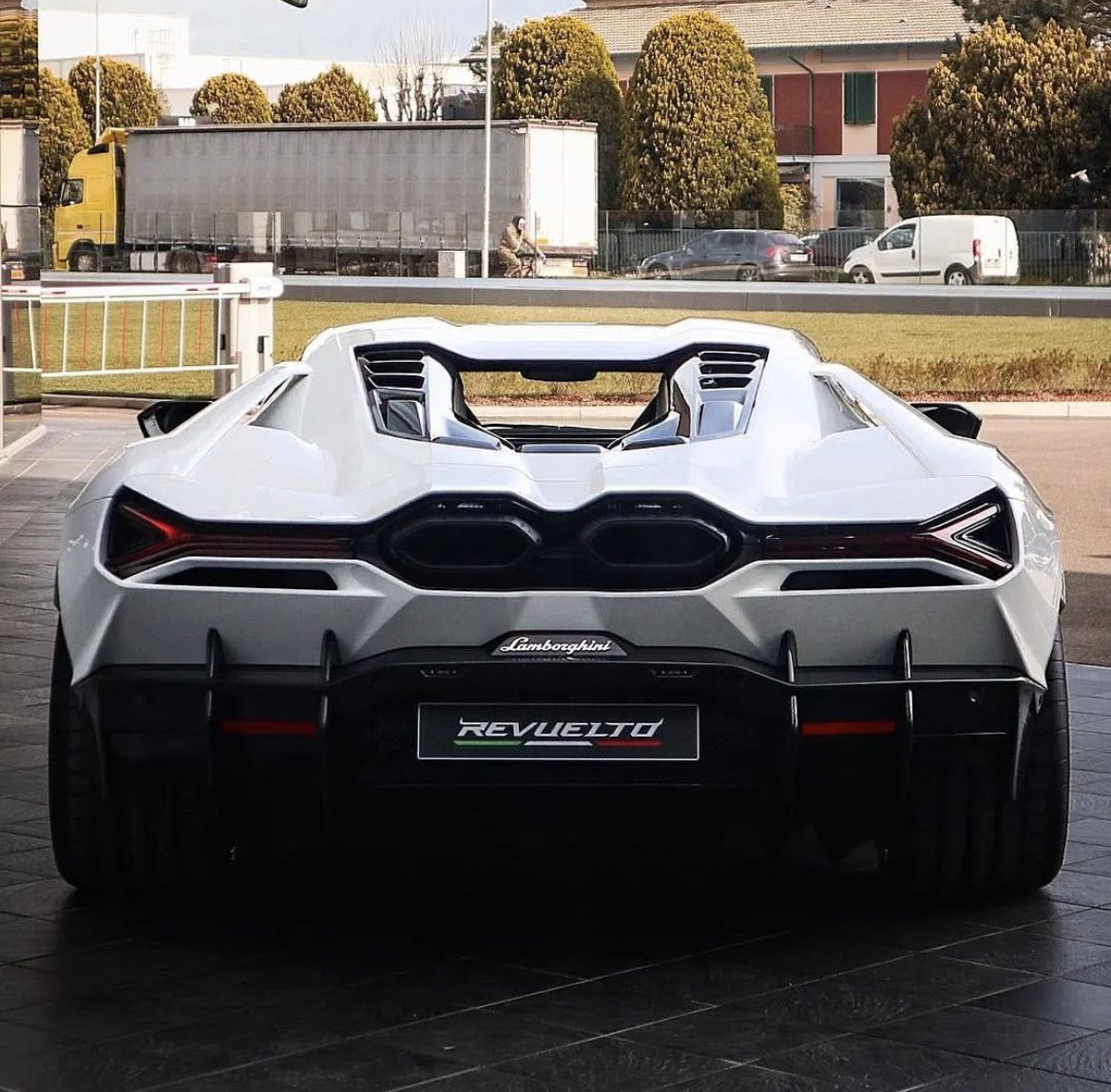 LuxuryCars365's tweet photo. Lamborghini Revuelto 🕊️ https://t.co/8h9HtW5XYz