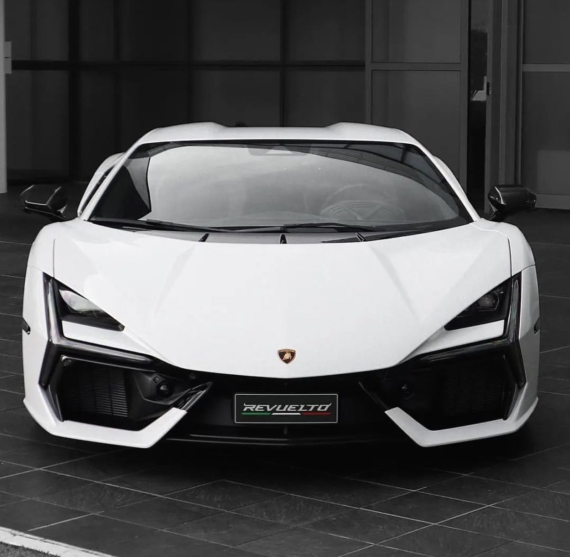 LuxuryCars365's tweet photo. Lamborghini Revuelto 🕊️ https://t.co/8h9HtW5XYz
