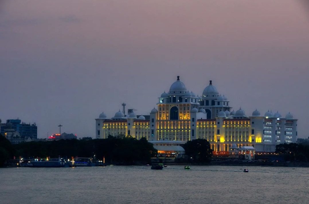 #telangana Secretariat at twilight.
@HarithaHaram @HiHyderabad @Hyderabad1st @serish