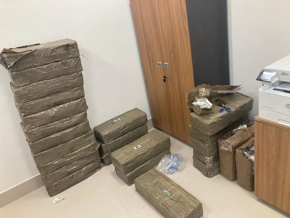 pedrorousseff's tweet photo. 🚨URGENTE: Avião do tio da DAMARES foi pego com 290kg de DROGAS no Pará. 

O avião pertence à Igreja do Evangelho Quadrangular-PA, que pertence à família da senadora. 

O pai dela foi o FUNDADOR DA IGREJA e o tio dela é o dono do AVIÃO e atual líder da IGREJA. 

A CASA CAIU! 💣💣 https://t.co/T9Xu95p3Ua