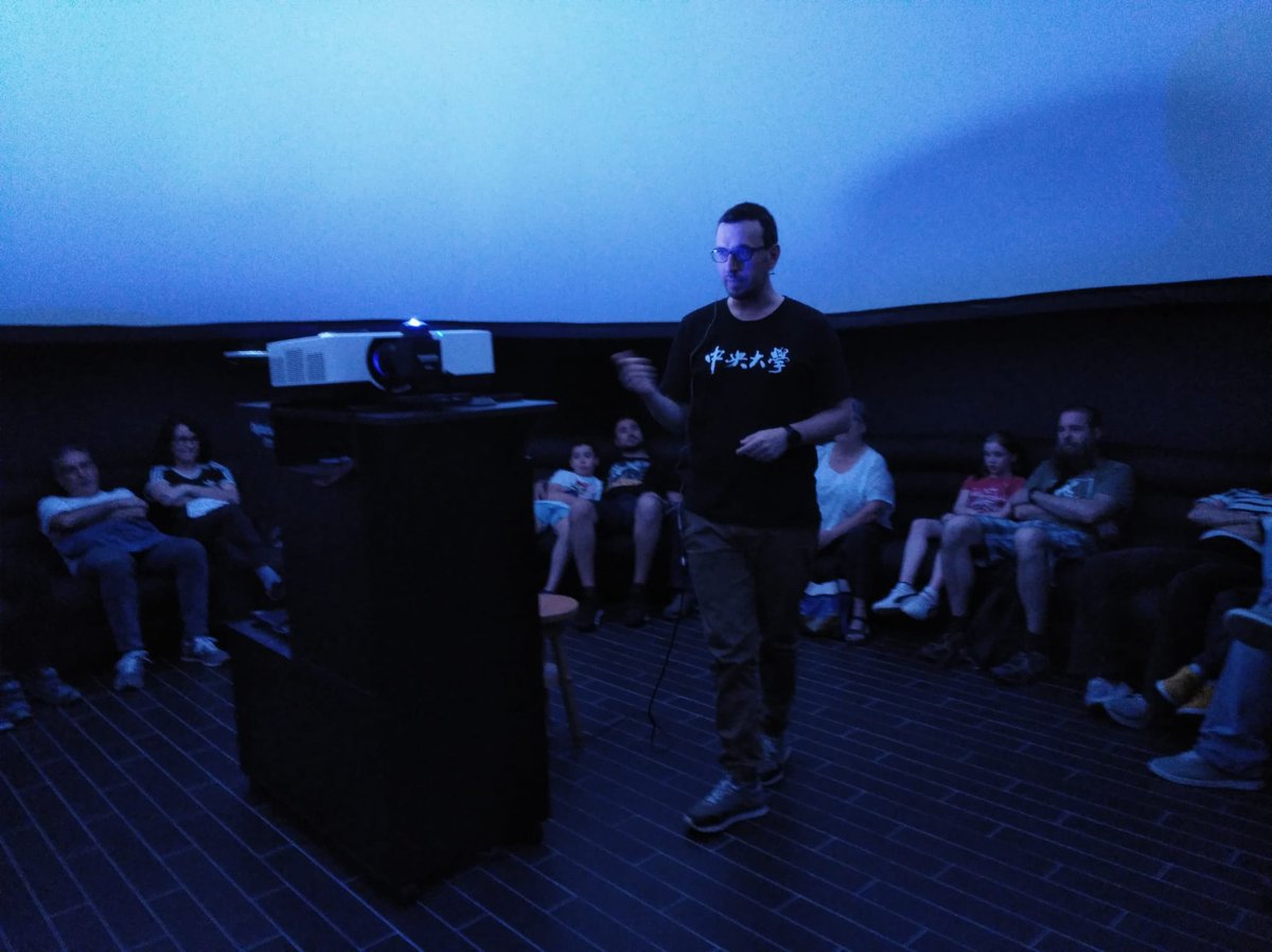 El públic va gaudir molt en la sessió de planetari sobre el projecte DESI, dirigida pel mateix Lluís Galbany. Moltes gràcies per la passió que ens vas transmetre. <a href="/mcngranollers/">Museu de Ciències Naturals de Granollers</a> <a href="/ice_csic/">Institute of Space Sciences (ICE-CSIC)</a> <a href="/IEEC_space/">Institut d'Estudis Espacials de Catalunya (IEEC)</a>