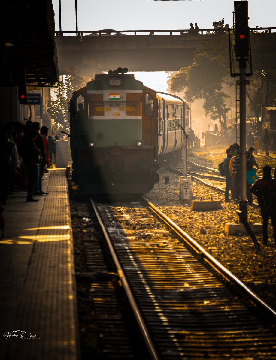 ਜੱਗ ਜੰਗਸ਼ਨ ਰੇਲਾਂ ਦਾ ॥ ਗੱਡੀ ਇੱਕ ਆਵੇ ਇੱਕ ਜਾਵੇ  🚃
#hsahujaphotography ❤️