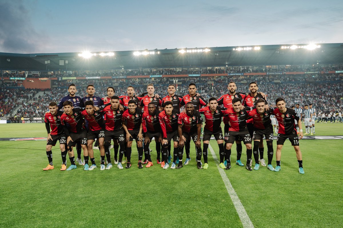 AtlasFC's tweet photo. Hace un año pasaba todo esto:  

- Jugábamos nuestra segunda Gran Final consecutiva ⚽️⚽️ 
- Nos coronábamos Campeones de visitante 👑 
- Levantábamos el Campeón de Campeones 🏅🏅 
- Nos convertíamos en el Último Bicampeón del Fútbol Mexicano 🏆🏆  

Han pasado 365 días de eso y seguimos Transformando la historia ❤️🖤