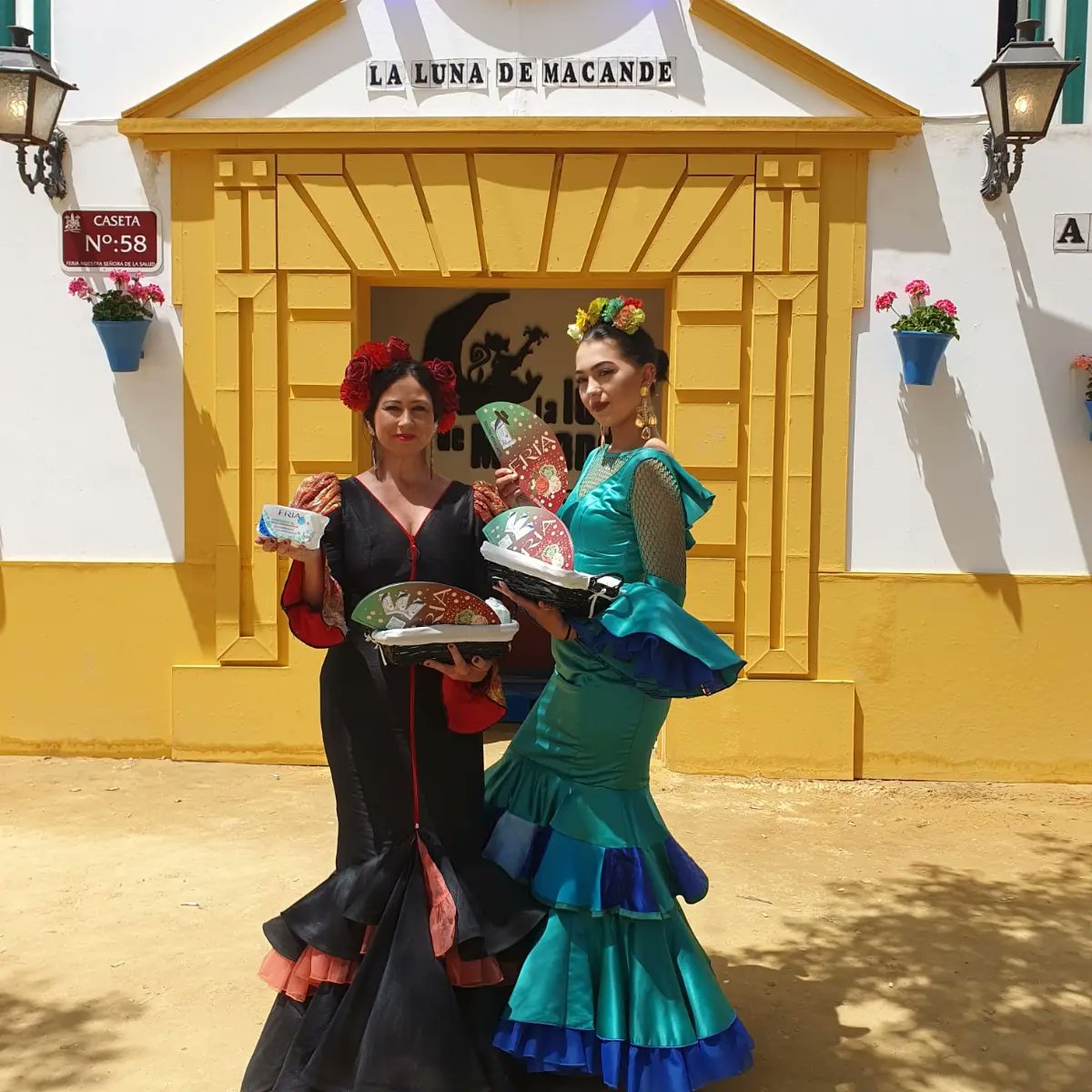 amaliagaroca's tweet photo. ✨Feria de Córdoba✨

Semana de #feriadecordoba intensa y de colaboración de #marketing con la empresa de cosmética #italia 🇮🇹 @friafriendsp

💃Con trajes de flamenca de @tamaral_costura 

#moda #eventos #Andalucia
#cordobaesp #desmarketingesp https://t.co/wgHPoNyKvp