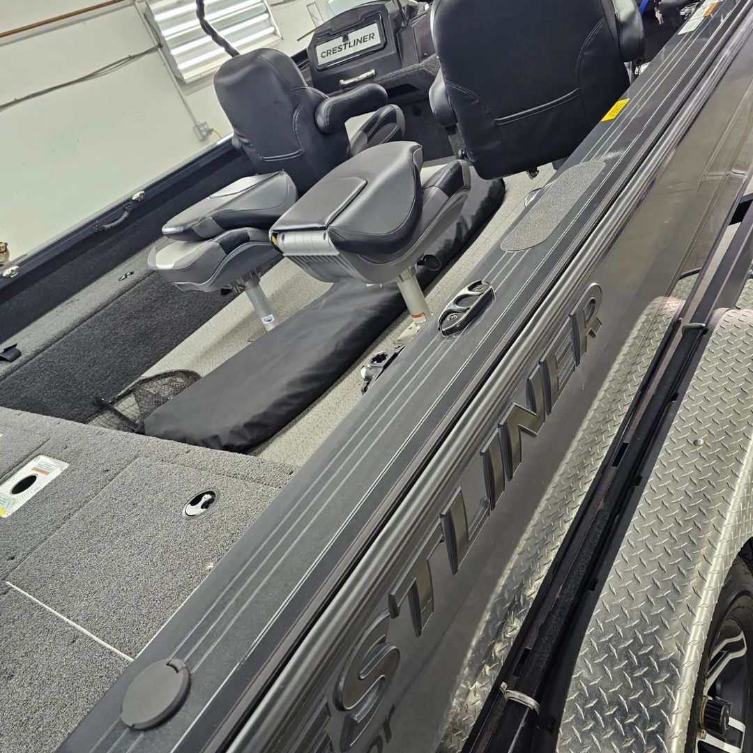 YEGTintFactory's tweet image. Never stop learning! 
First off these are like 80 grand. Second the area we were tasked to put protection film on is called "gunnel" or "gunwale".  Two new words of the day 😅

#paintprotectionfilm #ppf #boatprotection #fishing #boat #crestlinerboats #lakehazardprotection