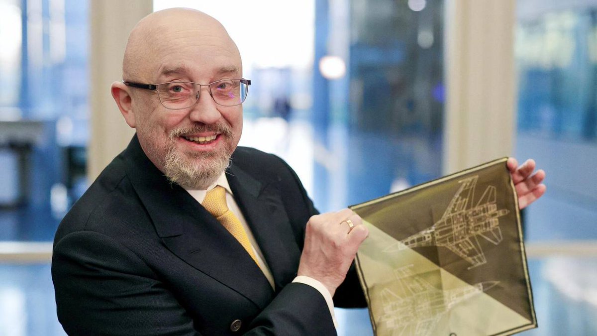 edgar40ar's tweet photo. El Ministro de Defensa de Ucrania filtró accidentalmente la ubicación de los misiles británicos.

 Alexey Reznikov publicó una postal con un bombardero Su-24 con un misil de crucero Storm Shadow.  También estaba el emblema de la 7ª brigada de aviación táctica de las Fuerzas
🧵 https://t.co/XEIZEEz548