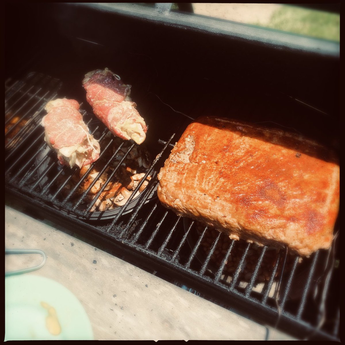 photonopticum's tweet photo. Der #freedomBBQ hat als Experiment begonnen: Rinderrouladen und Hackbraten. Die Pilze fรผr die Rahmsauce sitzen unter den Rouladen, sammeln den Abtropf vom Fleisch und werden so auch gerรคuchert. Selbiges mit den Pinto Bohnen unter Hackbraten. Brauche jetzt nen #Weltfrieden Drink. https://t.co/TUCTILgL74
