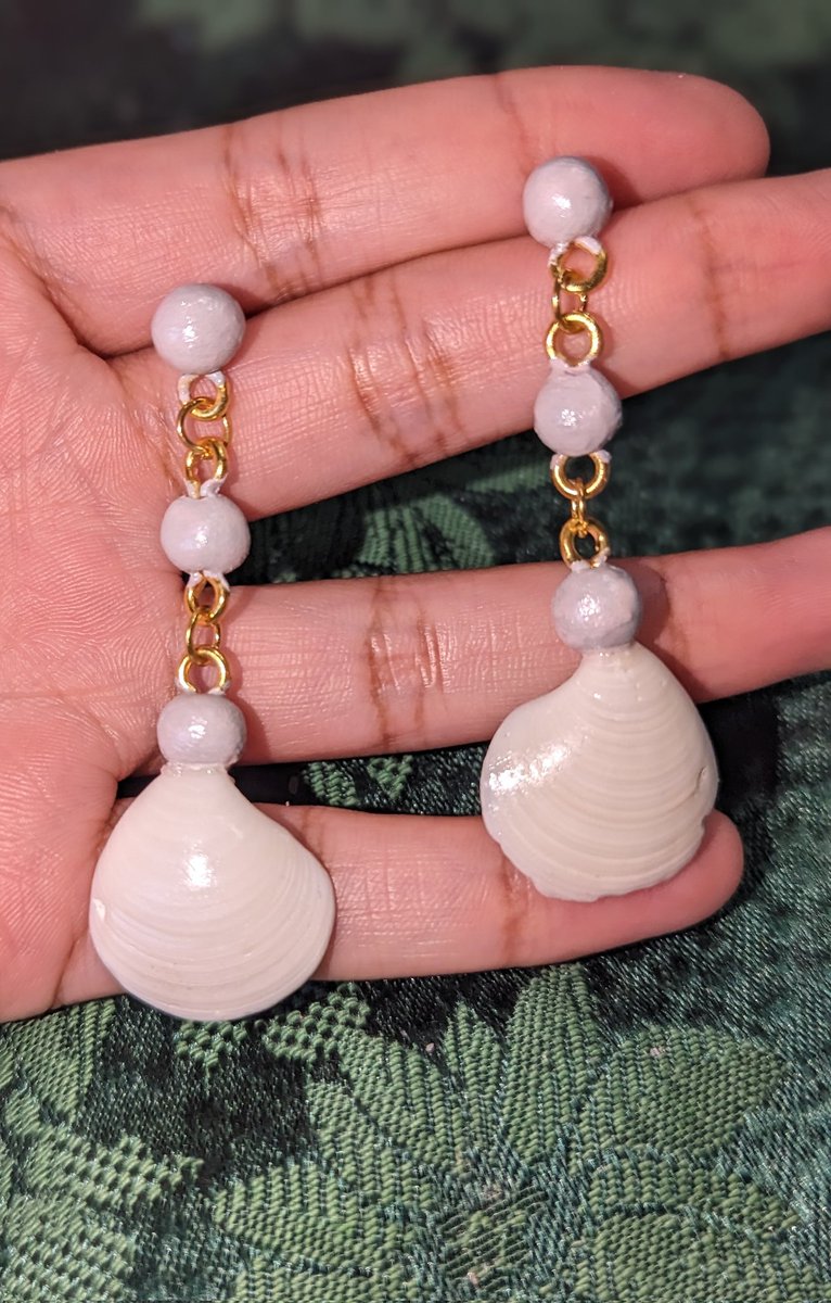 Essence_of_Tiff's tweet photo. Pearly Shells 🦪
Danglie earrings made with real sea shells 🐚
Become the little mermaid with these beach summer vibes 🏖️
Only one available below https://t.co/AC4IQAL3AH