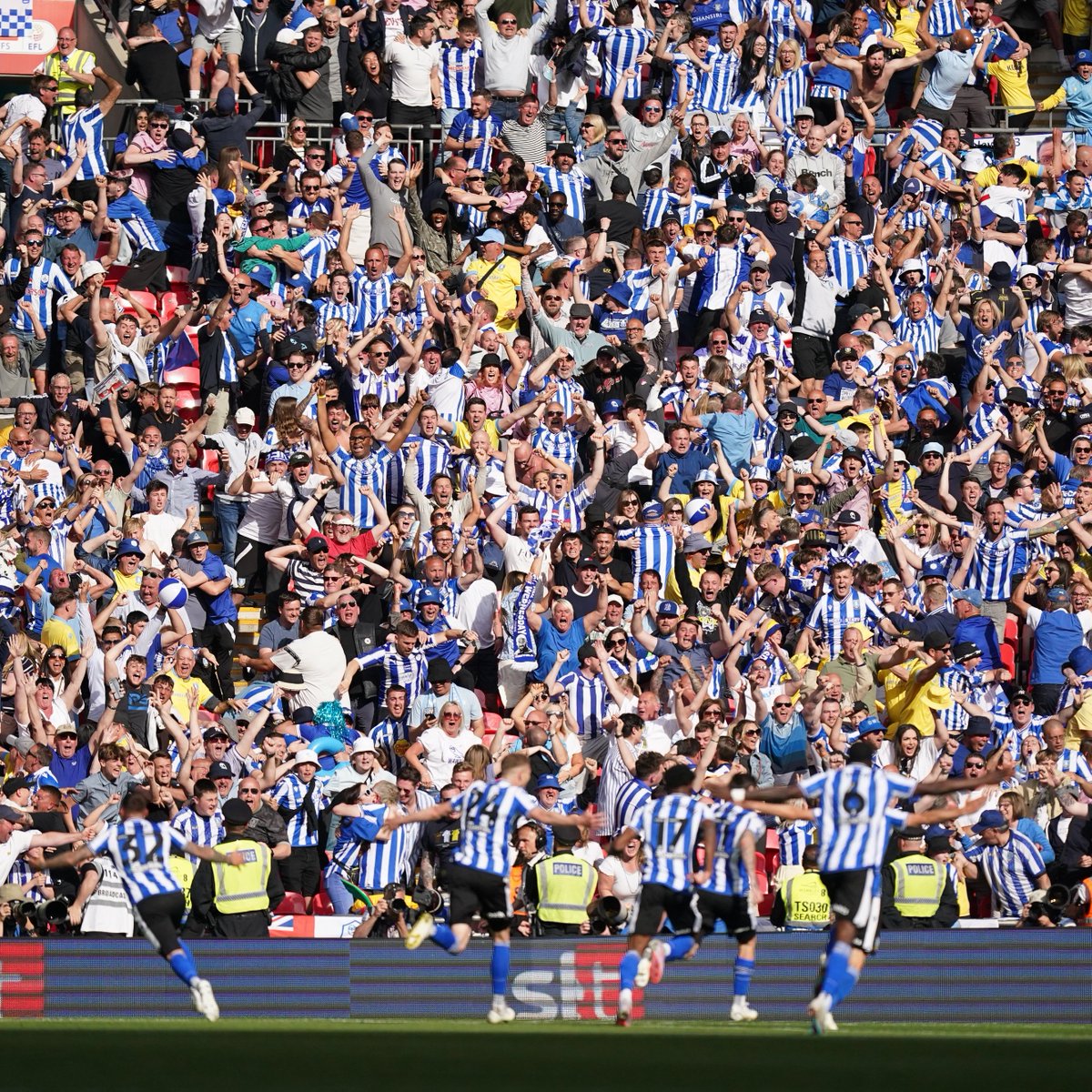 MenInBlazers's tweet photo. SHEFFIELD WEDNESDAY PROMOTED 🦉 The Owls will play in Championship next season after defeating Barnsley via 123rd minute Josh Windass header in today's League 1 Playoff Final. Incredible when you think they came back from 4-0 1st-leg deficit to beat Peterborough in semis. 💙 https://t.co/mk569bFdwU