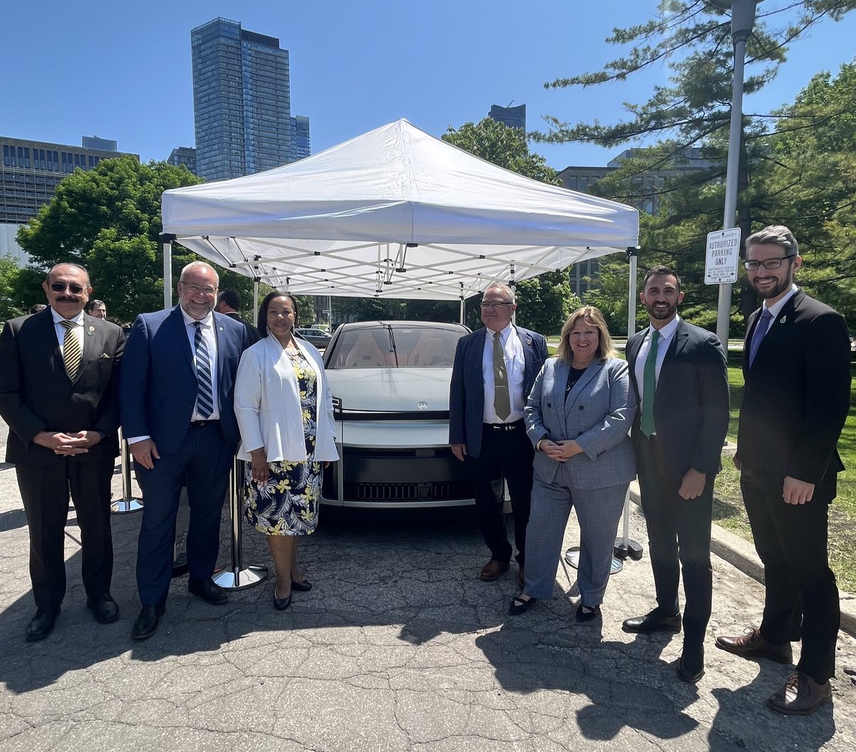 The cars of the future will be built in Ontario by Ontario workers. 

It was exciting to tour Project Arrow -- the first all-Canadian, #zeroemission concept vehicle designed and built in Ontario.

Great to join my colleagues along with @APMACanada & @OVINhub.