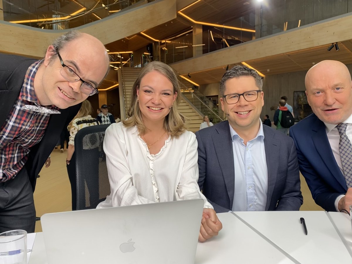 Dronning__Maud's tweet photo. Gjengen (+ Sverre såklart!) er klare for lynsjakk i Norway Chess! Vi er på TV 2 Play 18.58 og på TV 2 Sport 2 rett etter kampen! #2sjakk https://t.co/1riSUEHBbl