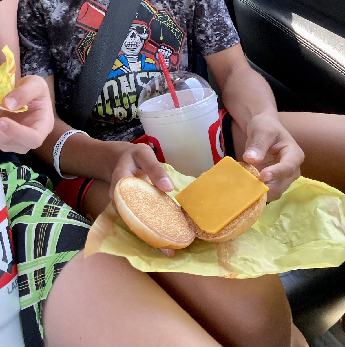 rbandits's tweet photo. Hey @donalds_us, first time I’ve ordered a cheeseburger and received no burger. Admittedly, we did order it plain. https://t.co/i6XrrECIci