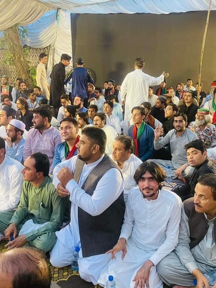 اج جیل سے رہائی پانے والے نوجوان سیدھا زمان پارک پہنچ گئے خان صاحب سے ملنے 😍💕

زمان پارک کی رونقیں ایک بار پھر بحال ہونا شروع ✌️🔥