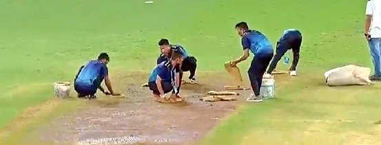 dhonifann07's tweet photo. Water is being soaked by the Foam Slides.
#IPL2023Finals #CSKvGT #AhmedabadRains https://t.co/uuu4JYTzLK