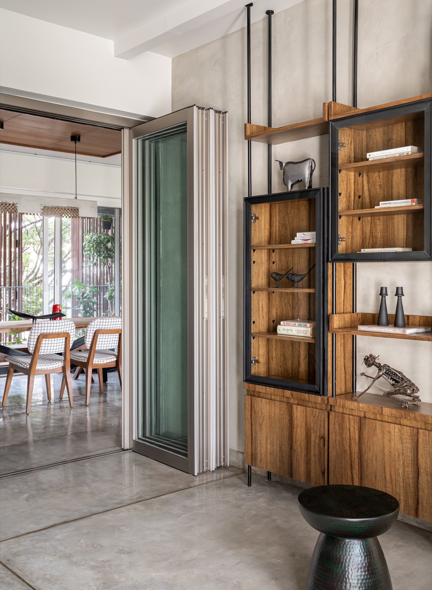 Our favourite space from this home❣️
.
.
#homeoffice #homelibrary #concreteflooring #bachelorpad #interiordesignideas #designinspiration #interiorinspiration