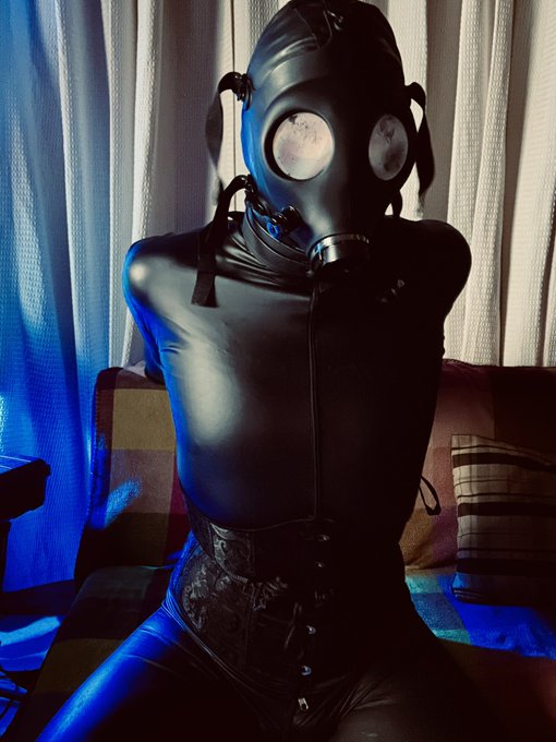 She couldn't hear anything. She couldn't say anything. The long cock-shaped dildo down her throat sealed<a href="/tag/latex"class="tags"><span>#latex</span></a><a href="/tag/slave"class="tags"><span>#slave</span></a>