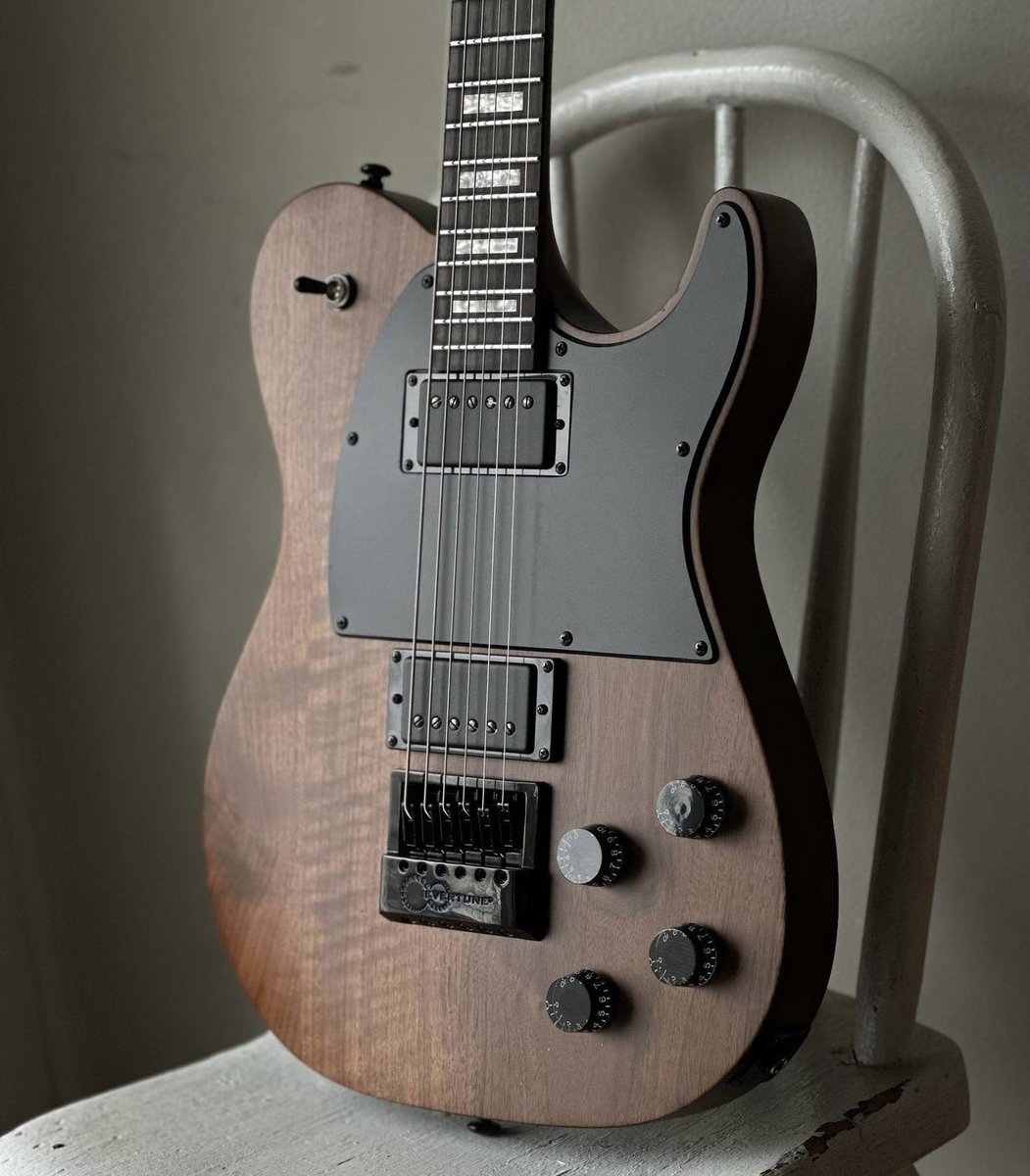 The impressive @JerichoGuitars Fusion Walnut Evertune Baritone guitar features custom black-covered Seymour Duncan JB & '59 Pickups with push/pull pots on each tone knob for coil-tapping. 

Explore new sounds with the legendary '59 Model: hubs.la/Q01RpT7v0