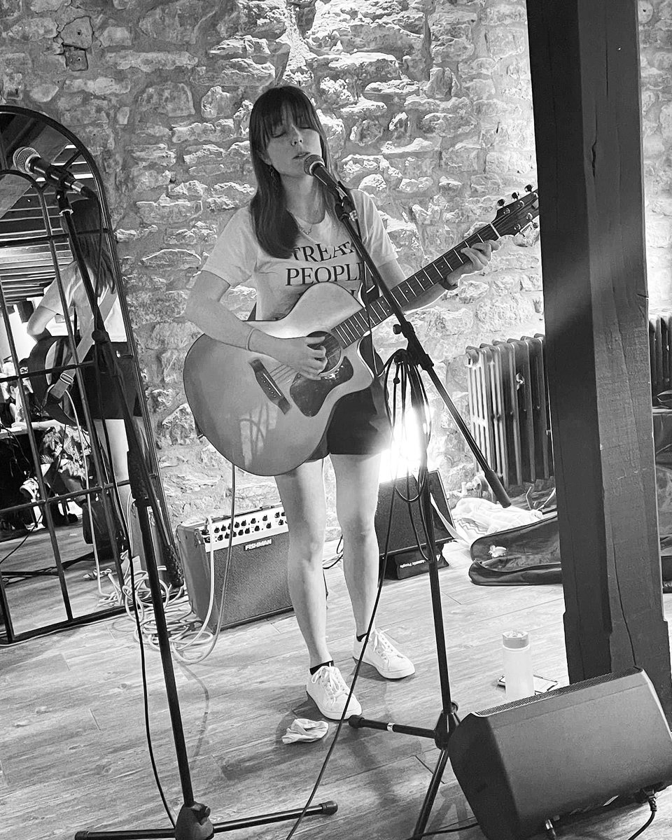 Amelia_Barnard's tweet photo. Thanks for everyone who attentively listened to my set at the Buckingham Fringe on Saturday at @thegrandjunctionbuckingham , it was very much appreciated 🥰

Hope everyone has enjoyed the beautiful bank holiday weekend! 😎☀️

📸: Suzy Smith  (peep the @harrystyles t shirt 👀) https://t.co/yMaXVOgRUT